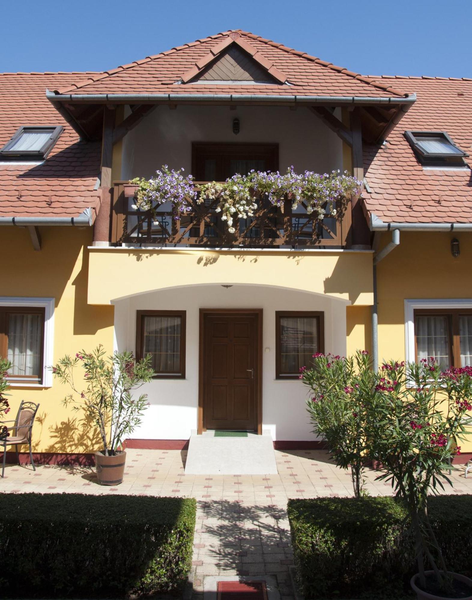 ザラカロシュ Frisko Panzio Bed & Breakfast エクステリア 写真