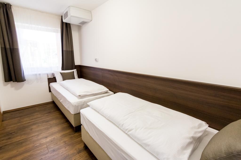 ザラカロシュ Frisko Panzio Bed & Breakfast エクステリア 写真