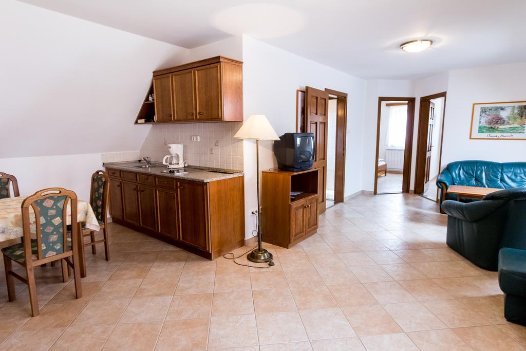 ザラカロシュ Frisko Panzio Bed & Breakfast エクステリア 写真