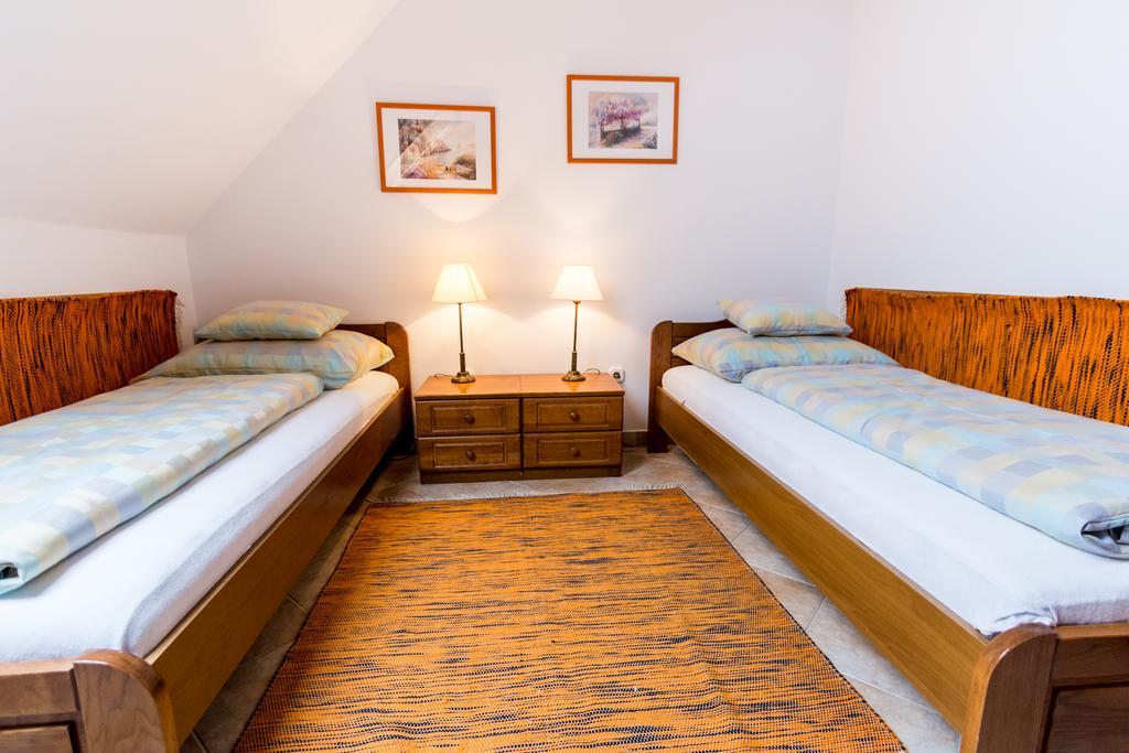 ザラカロシュ Frisko Panzio Bed & Breakfast エクステリア 写真